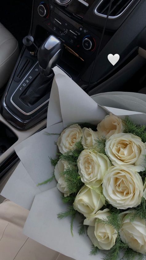 White roses car aesthetic Luxury Flower Bouquets, Nothing But Flowers, Flower Therapy, Beautiful Bouquet Of Flowers, Beautiful Flowers Wallpapers, Luxury Flowers, Beautiful Bouquet, Fesyen Wanita, My Flower