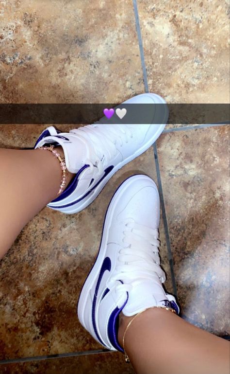 Tenis Air Jordan, Fame Clothes, Vans Slippers, Sneaker Closet, Pretty Sneakers, Girly Fits, Pretty Shoes Sneakers, Tenis Nike, Jordan 1 High Og