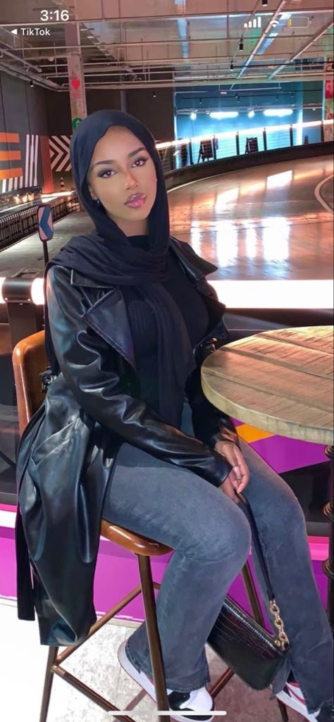 Uk Hijabi Drip, Muslim Baddie Outfits, Hijabi Fall Fits, Hijabi Baddie Outfits, Winter Fits Hijabi, Hijabi Fits Streetwear, Jersey Hijab Outfit, Winter Hijabi Fits, Black Hijabi Outfits