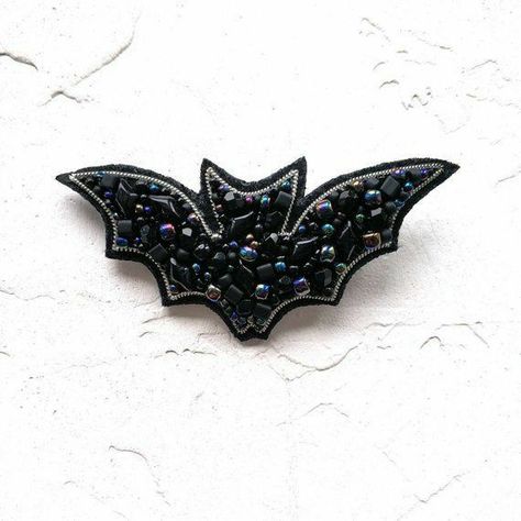 Halloween Brooch, Bat Jewelry, Swarovski Brooch, Zipper Jewelry, Bead Crafts Diy, Diy Bead Embroidery, Beadwork Designs, Halloween Beads, Jewelry Swarovski