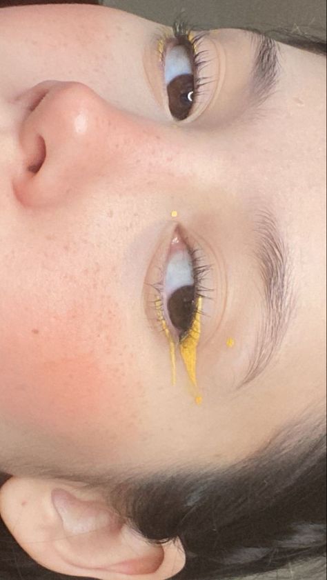 Cottage Core Eyeliner, Yellow Eyeliner Ideas, Yellow Eyeliner Makeup, Yellow Aesthetic Makeup, Yellow Eyeliner Looks, Simple Eyeliner Ideas, Sun Eyeliner, Yellow Makeup Ideas, Yellow Aesthetic Instagram