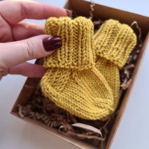 Baby Hands, How To Start Knitting, Types Of Yarn, White Hat, Fine Yarn, Baby Warmer, Baby Socks, Alpaca Wool, Baby Hats