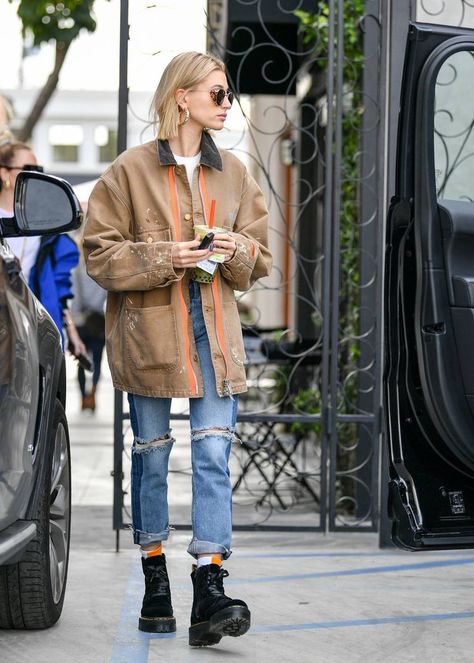 Hailey Baldwin Street Style #streetstyle #haileybaldwin #ootd #fallstyle #model Vestiti In Jeans, Hailey Baldwin Street Style, Stile Kendall Jenner, Sandal Tali, Oversize Jacket, Converse Outfits, Hailey Bieber Style, Millennials Fashion, Mode Zara