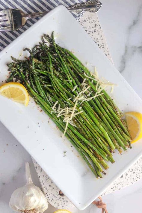 Pan Fried Asparagus Healthy Recipes Easy Chicken, Chicken Clean Eating, Parmesan Roasted Asparagus, Pan Fried Asparagus, Whole Lotta Yum, Healthy Recipes Easy, Asparagus Recipes Roasted, Easy Vegetable Side Dishes, Parmesan Asparagus