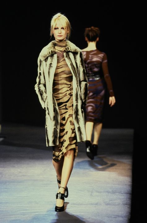 Martine Sitbon Fall 1997 Ready-to-Wear Fashion Show Collection: See the complete Martine Sitbon Fall 1997 Ready-to-Wear collection. Martine Sitbon, Boho Grunge, Show Collection, Fashion Show Collection, Latest Fashion, Fashion Show, Ready To Wear, How To Wear