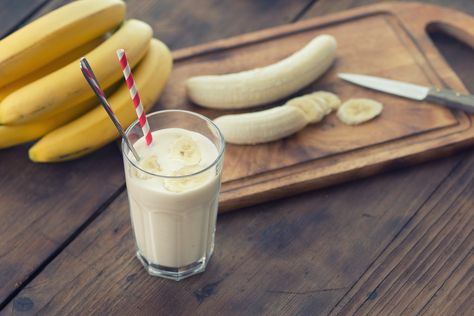 This sweet, soothing, scrumptious treat is one of the easiest recipes to make, and has a number of nutritious benefits! Bone Broth Smoothie, Banana Protein Shake, Coconut Smoothie Recipe, Resep Smoothie, Banana Shake, Banana Drinks, Peanut Butter Smoothie, Banana Protein, Coconut Smoothie