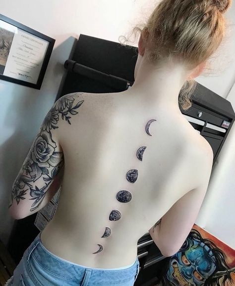 Flower Spine Tattoos, Spine Tattoo Ideas, Tato Minimal, Moon Phases Tattoo, Bauch Tattoos, Hip Thigh Tattoos, Small Pretty Tattoos, Petite Tattoos, Spine Tattoos For Women