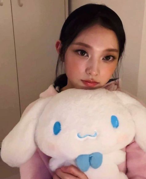 Kumuᯓ★ ִ on X: "Haerin And her cute obsession with cinnamoroll is so adorable 😩💙 https://t.co/qL1S2A5lME" / X Haerin Hello Kitty, Newjeans Aesthetic Icon, Cinnamoroll Things, Kpop Sanrio, Newjeans Aesthetic, Pink Icons, Kpop Art, Hello Kitty Items, Lq Icons