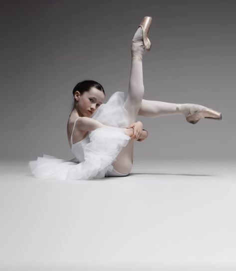 Ballet Photography Poses Simple, Easy Ballet Poses For Pictures, Pointe Photoshoot Poses, Dance Poses Pointe, Ballet Photoshoot Ideas, Pointe Photoshoot, Pointe Pictures, Ballet Photoshoot Poses, Ballet Photography Poses