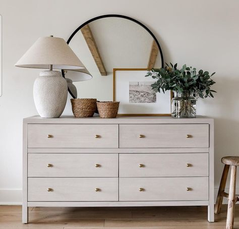 Chest Of Drawers Styling, Dresser Top Decor, Dresser Decor Bedroom, Small Studio Apartment Decorating, Chest Drawers, Bathroom Inspiration Decor, Teenage Bedroom, Studio Apartment Decorating, Dresser Decor