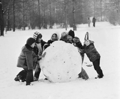 Katherine Rundell, Central Park Snow, Nostalgia Aesthetic, Children Playing, Christmas Feeling, Vintage Winter, Christmas Postcard, Winter Aesthetic, Winter Fun