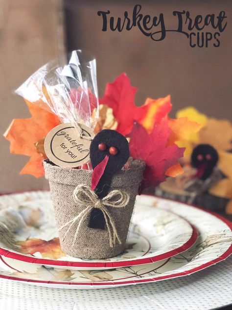 Thanksgiving treat cups make a great last minute table place setting or favor for dinner guests. Thanksgiving Goodie Bag, Thanksgiving Table Place Settings, Thanksgiving Table Favors, Fall Party Favors, Thanksgiving Party Favors, Turkey Treats, Place Settings Thanksgiving, Thanksgiving Favors, Thanksgiving Place Cards