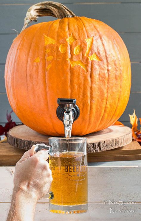 DIY Pumpkin Keg Pinterest Halloween Ideas, Punch Halloween, Watermelon Keg, Halloween Punch Recipes, Bread Booze Bacon, Recetas Halloween, Halloween Punch, Herbst Bucket List, Pumpkin Beer