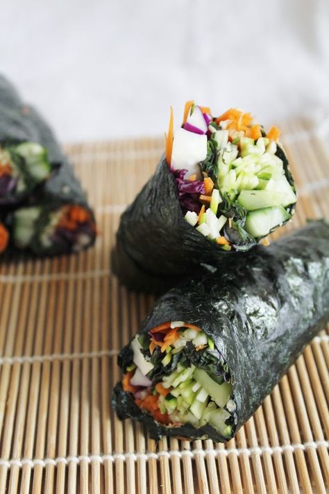 This Rawsome Vegan Life: raw nori wraps with red cabbage, cucumber, carrots, zucchini & spicy dipping sauce Spicy Dipping Sauce Recipes, Nori Wraps, Nori Wrap, Wild Rose Detox Recipes, Spicy Dipping Sauce, Vegan Wraps, Dipping Sauces Recipes, Raw Vegan Recipes, Healthy Snacks For Diabetics