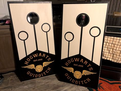 Quidditch Cornhole Hogwarts DIY Harry Potter Harry Potter Props, Harry Potter Theme Birthday, Diy Harry Potter, Cornhole Designs, Harry Potter Bday, Harry Potter Classroom, Harry Potter Theme Party, Festa Harry Potter, Anniversaire Harry Potter