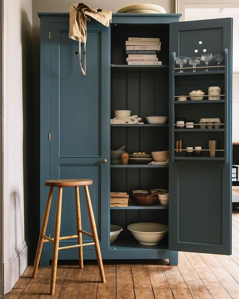 deVOL Kitchens on Instagram: “What a perfect piece of furniture, the deVOL Pantry Cupboard. A pantry is very traditional, whether it’s a big cupboard or a room, it has…” Free Standing Pantry, Standing Pantry, Free Standing Kitchen Pantry, Small Kitchen Pantry, Vintage Pantry, Built In Pantry, Devol Kitchens, Pantry Cupboard, Kitchen Organisation