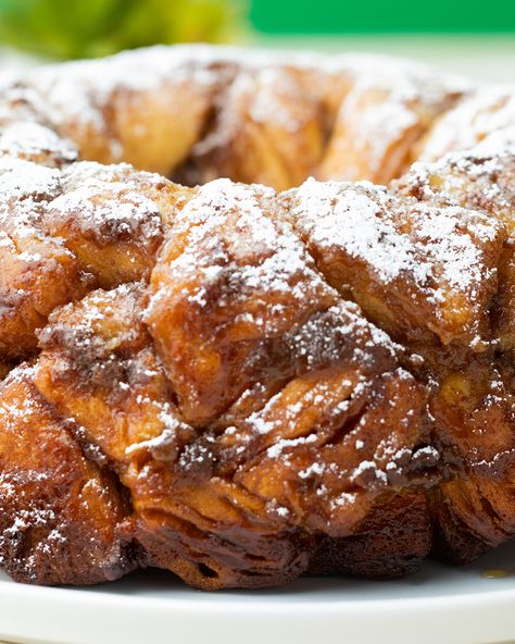 This French Toast Pull Apart Bread will take breakfast to the next level! Don’t worry, the #QuickerPickerUpper, has the messes covered! Breakfast Spread, Thanksgiving Breakfast, Pull Apart Bread, French Toast Easy, French Toast Bake, Delicious Breakfast Recipes, Monkey Bread, Christmas Breakfast, Breakfast Brunch Recipes