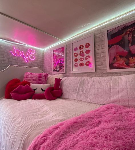 27+ Pink Dorm Room Ideas That Totally Vibe in 2023 | Houszed Room Ideas Light Pink, College Dorm Room Pink, Pink Dorm Room Ideas, Red Dorm, Pink Dorm Room Decor, Luxury Dorm Room, Pretty Dorm Room, Pink Dorm Rooms, College Dorm Room Inspiration