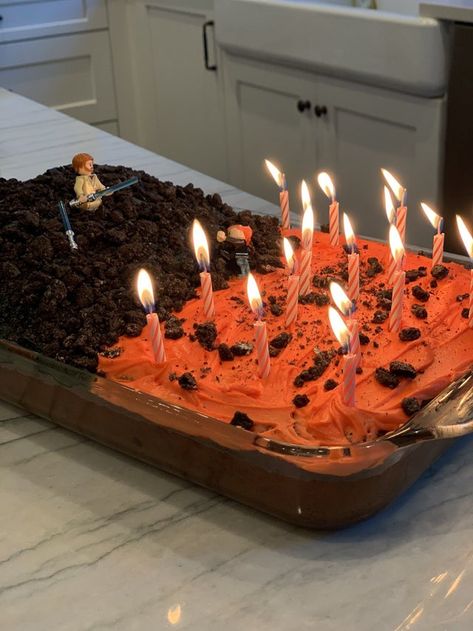 Mustafar Cake Star Wars, Star Wars Mustafar Cake, Homemade Star Wars Cake, Star Wars Essen, Star Wars Birthday Cake, Bendy Y Boris, Star Wars Food, Food Addict, Star Wars Cake