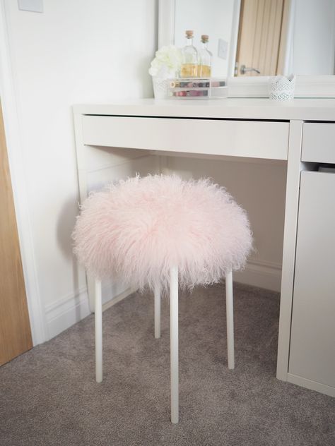 Today's post is another DIY and this one will literally take you 5 minutes. Its super fast and takes only two items and two bits of equipment to make. Its my 5 minute fluffy stool diy. These shaggy fluffy stools are everywhere but they usually come with a hefty price tag. This one costs around £10/15 to make and looks so cute.All you need is the IKEA Maruis stool which comes in white or black and is £3.25!!!!!! Now if you fancy a jazzy gold stool then before you complete the below st... Fluffy Stool, Stool Diy, Ikea Stool, Fur Stool, Gold Stool, Stool Makeover, Diy Stool, Room Vanity, Fluffy Cushions