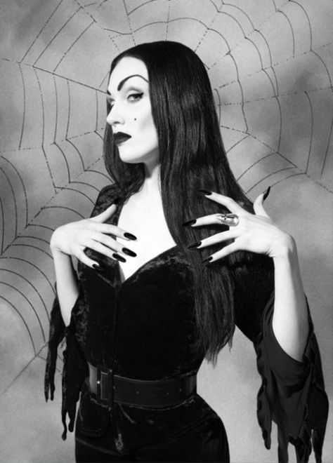 Vampira Gothic Noir, Monster Lover, Art Examples, Horror Vintage, Gothic Chic, Spooky Stuff, Robes Vintage, Classic Monsters, Spider Woman