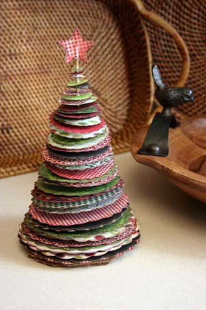 Recycle Christmas Cards, Paper Trees, Tabletop Christmas Tree, Paper Christmas Tree, Paper Tree, Christmas Card Crafts, Navidad Diy, Old Christmas, Paper Christmas