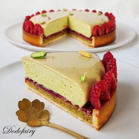 Pistachio Cake Recipe, Mirror Glaze Cake Recipes, Tart Dessert, Sweet Cooking, Modern Cakes, French Desserts, Sweet Pie, Fancy Desserts, Strawberry Cakes