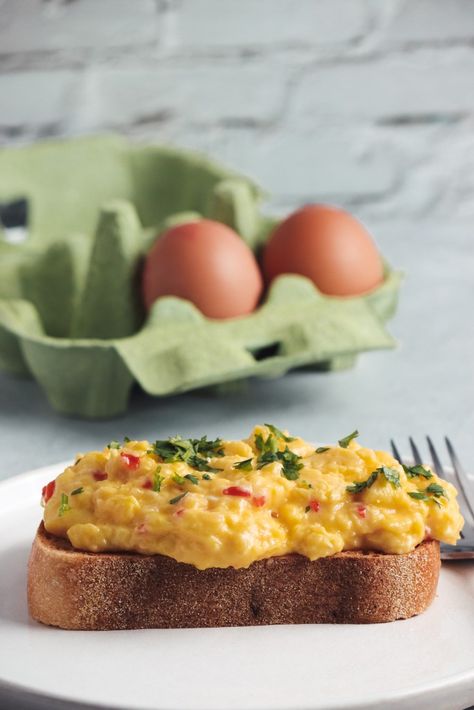 Easy Chilli Scrambled Eggs Easy Chilli, Chilli Recipes, Red Chilli, Quick Dinner Recipes, Scrambled Eggs, Shallots, Quick Dinner, Food Blogger, Spice Things Up