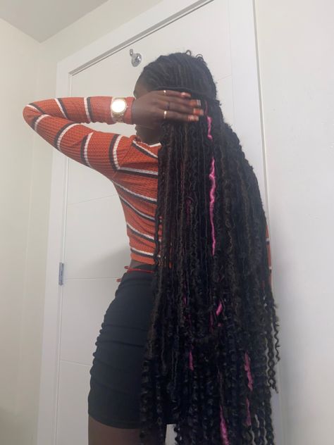 Pink and black faux dread butt length locs hairstyle inspo Long Faux Locs, Locs Color, Faux Dreads, Long Dreads, Hairstyle Inspo, Locs Hairstyles, Faux Locs, Black And Pink, Pink And Black