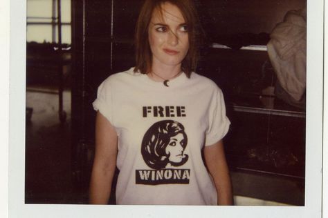 How To Wear A Slogan T-shirt (Without Looking Like A Fashion Victim) Winona Ryder Polaroid, Winona Ryder Style, Ab Photos, Winona Ryder 90s, Winona Rider, Icons Women, Winona Forever, Selma Blair, Karen Elson