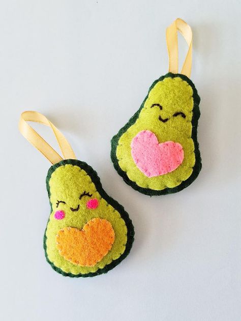 Avocado Ornament Diy, Simple Felt Ornaments, Felt Christmas Ornaments Diy, Felt Avocado, Craft For Christmas, Family Blessings, Felt Plushie, Handmade Felt Ornament, Felt Ornaments Patterns