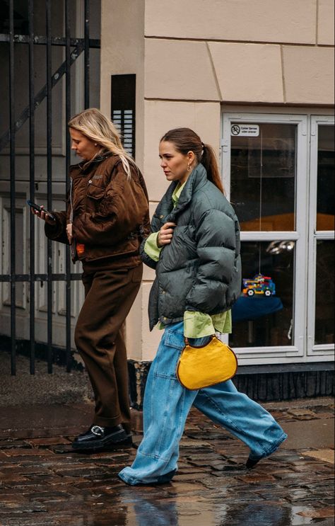 Down Jacket Street Style, Oversized Puffer Jacket Outfit, Trendy Puffer Jacket, Street Style Fall 2022, Norway Fashion, Moncler Jacket Women, Cute Winter Outfit, Puffer Jacket Outfit, Short Puffer Jacket