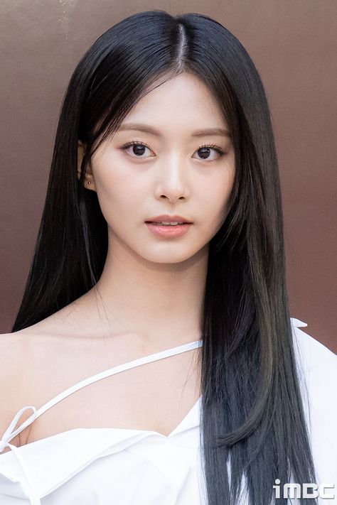 #TZUYU #GUCCIxTZUYU Gucci Ancora, Fashion Gal, Chou Tzu Yu, Chou Tzuyu, Boy Idols, Tzuyu Twice, Pop Up Store, Medium Length Hair Cuts, Japanese Women