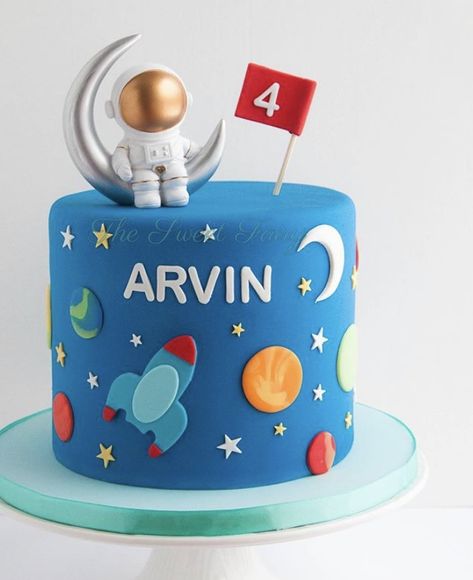 Rocket Theme Cake, Simple Space Theme Cake, Planets Cake Birthday, Astraunaut Cake, 1st Birthday Space Cake, Birthday Cake For Boys 4th, Earth Cake Ideas, Space Theme Cake Kids, Astronaut Cake Birthday