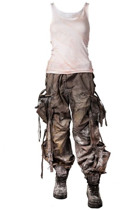 Distressing Costume for Post-Apocalyptic LARP Rogue Aesthetic Clothes, Apocalypse Aesthetic Clothes, Wasteland Outfit, Apocalypse Fashion, Post Apocalyptic Costume, Apocalyptic Clothing, Dystopian Fashion, Post Apocalyptic Fashion, Apocalyptic Fashion