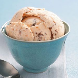 Vanilla Pudding Ice Cream Recipe, Homemade Ice Cream Recipes With Instant Pudding, Homemade Butterfinger Ice Cream, Ninja Creami Butterfinger Ice Cream, Butterfinger Ice Cream Pie, Butterfinger Ice Cream, Butter Finger Dessert, Ice Cream Background, Custard Ice Cream