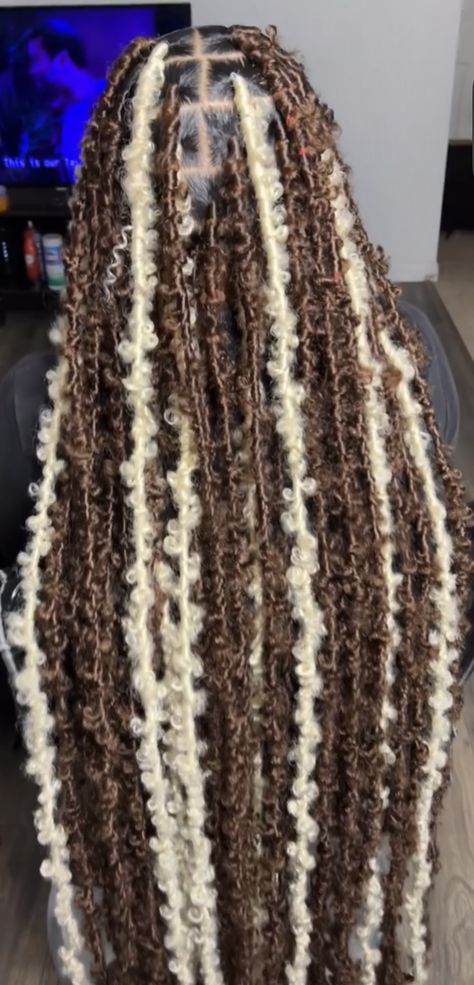 Mixed Color Butterfly Locs, Butterfly Locs Black And Blonde, Brown And Blonde Butterfly Locs, Tranças Faux Locs, Brown Butterfly Locs, Blonde Butterfly Locs, Butterfly Locs With Color, Brown Faux Locs, Blonde Locs