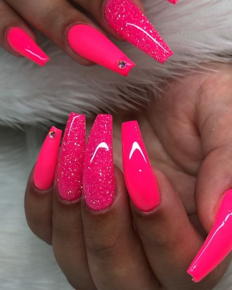 1,627 Likes, 33 Comments - Bano Betweni (@nailsbybano) on Instagram: “Damn this neon color is bright👌🏼” Fashion Brenda, Bright Summer Acrylic Nails, Neon Pink Nails, Neon Acrylic Nails, Nails With Glitter, Hot Pink Nails, Bright Nails, Pink Nail Designs, Summer Acrylic Nails