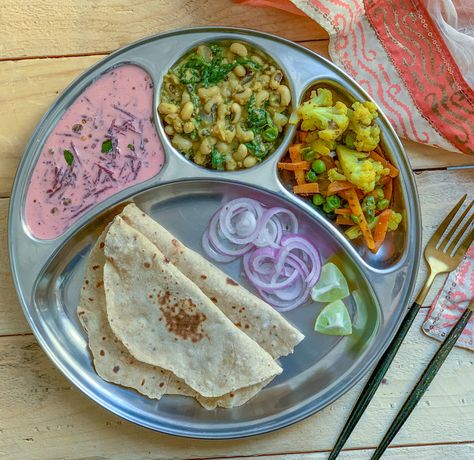 Here is a flavorful yet super healthy portion control meal that consists of a Palak Lobia Curry, Gobi Gajar Matar Sabzi, served along with Jowar Roti and a refreshing Beetroot Raita and crunchy Pyaz Kachumber. The best part, the meal is perfect to be served to diabetics as it is high in fiber and rich in nutrients as a well. Portion Controlled Meals Indian, Healthy Eating Indian Food, Satvic Food, Portion Controlled Meals, Gym Recipes, Thali Ideas, Balance Meal, Beetroot Raita, Healthy Food Plate