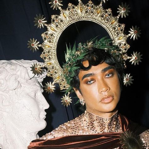 Renz Pangilinan 🏳️‍🌈🇵🇭 on Instagram: "The God Of Sun, Beauty and Music. Went as Apollo last night for @the_opulence_ball 👑⚜️☀️ Wearing @justbonita8 Makeup by @antheabueno Photo by @meetkeso" Sun God Costume, Apollo Makeup, Sun Moodboard, Sun Costume, God Costume, God Of Sun, The Sun King, Sun God, Roman Mythology