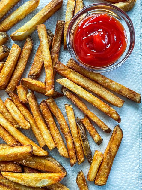 These homemade double fried French fries are incredibly delicious and crispy! Crunchy on the outside and soft on the inside, you'll love these savory fries dipped in ketchup or any condiment! #anaffairfromtheheart #fries #recipe #homemade #doublefried Fry Daddy Recipes, Crispy Homemade Fries, Double Fried French Fries, Fried French Fries, The Best French Fries, Deep Fried French Fries, French Fries At Home, Fries At Home, Homemade Potato Chips