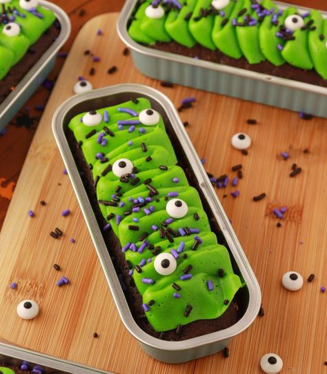 Halloween Loaf Cake Decoration, Halloween Mini Tin Cakes, Mini Loaf Cakes Decorated, Mini Cake Loaf Ideas, Mini Cake Tin Recipes, Mini Loaf Tin Cakes, Mini Rectangle Cakes, Halloween Mini Cakes Ideas, Easter Mini Cakes