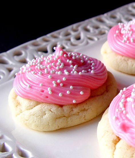 Valentines Day Recipe Roundup! | Jamie Cooks It Up - Family Favorite Food and Recipes Sugar Cookies With Cream Cheese, Cookies With Cream Cheese Frosting, Cookies With Cream Cheese, Almond Sugar Cookies, Butter Sugar Cookies, Resepi Biskut, Best Cookies Ever, Cream Cheese Cookies, With Cream Cheese Frosting