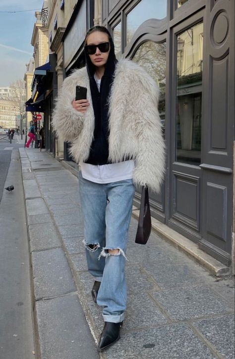 Berlin Winter Street Style, Faux Fur Outfit Ideas, Shaggy Jacket Outfit, White Faux Fur Coat Outfit, Winter Layering Outfits Street Style, Fur Jacket Street Style, White Fur Coat Outfit, Faux Fur Coats Outfit, Fur Jacket Outfit