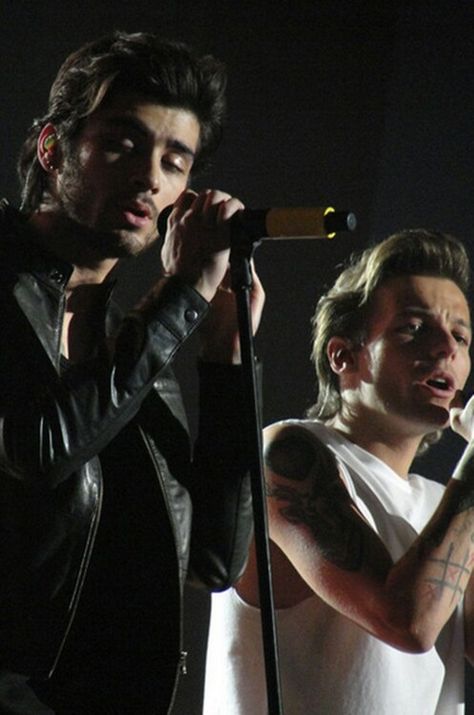 One Direction on stage in St. Louis (27/08/2014) #WWAT Zayn And Louis, Zayn 2024, One Direction 2014, Zayn One Direction, Zayn Malik Style, Where We Are Tour, One Direction Louis, Zayn Malik Pics, One Direction Concert