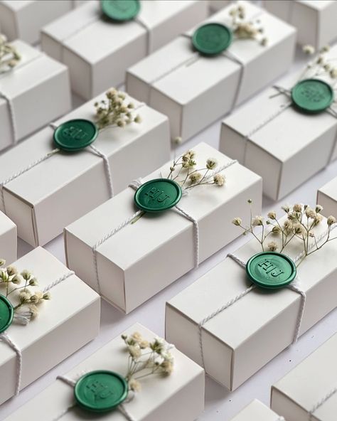 This colour scheme is giving 🤌🏼 These boxes are the perfect addition for your guest wedding tables. Elevate your dream wedding with our bespoke favours. The home of bespoke brownie favours by @browniebox.co Comment ‘’💚’’ to find out more about our services. #browniefavours #favours #wedding #eventinspo #weddinginspiration #brownies ______________________________ Wedding favours. Custom favours. Bridal shower favours. Engagement party favours. 2024 weddings. 2025 weddings. Wedding pla... His Favourite Her Favourite Favours, Brownies Wedding, Wedding Favours Unique, Weddings 2025, Bridal Shower Favours, Classic Weddings, Favours Wedding, Engagement Party Favors, Oreo Truffles