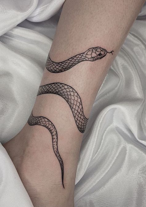 Snake Ankle Tattoo, Empowerment Tattoo, Around Arm Tattoo, Tattoo Snake, Snake Tattoo Design, Muster Tattoos, Inspiration Tattoos, Tattoo Script, Knee Tattoo