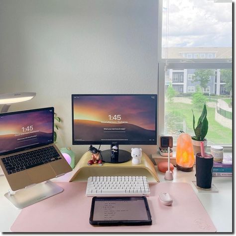 University Desk Setup, Study Desk Organization Student, Desk Organization Student, Desk Organisation Student, Working Aesthetic, Study Desk Organization, Small Theatre Room Ideas, Laptop Setup, Desk Organisation