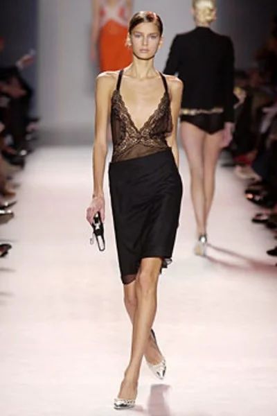 Nina Ricci Spring 2004 Lace Dress Runway, Model Energy, Model Chic, 2004 Runway, Dress Runway, Delicate Lingerie, Walking Outfits, Natasha Poly, Indie Sleaze