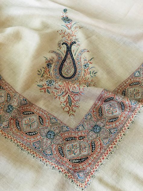 Extremely fine pashmina shawl, like a big silk scarf. Perfect for early fall. Big Silk Scarf, Kashmiri Work, Gcse Textiles, Silk Bag, Stole Scarf, Embroidery Bags, Boutique Stores, Paisley Floral, Pashmina Shawl